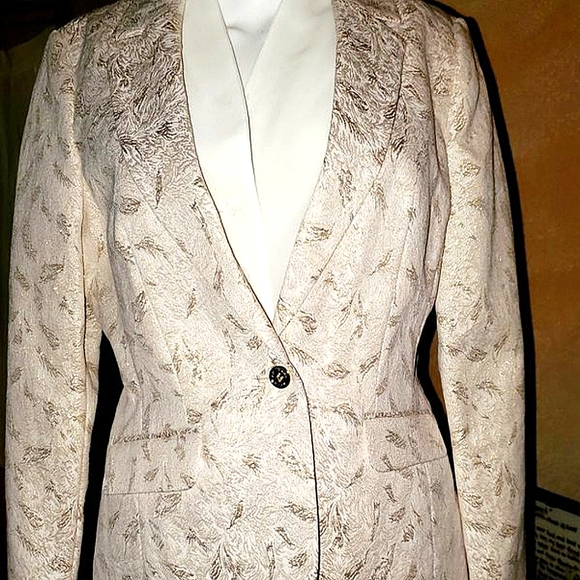 Dana Buchman Jackets & Blazers - 💛Gorgous Cream & Gold Paisley Print Blazer💛